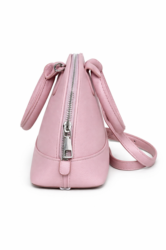 BOLSO BAGUETTE EN CUERO SINTÉTICO, BOLSILLO INTERNO Y CORREA AJUSTABLE.