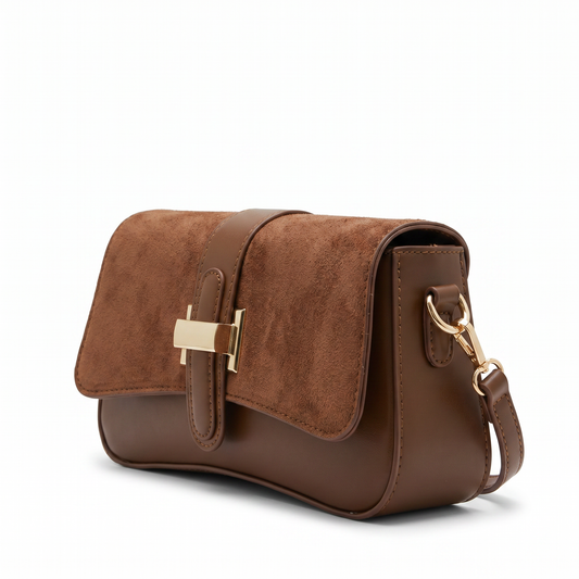 BOLSO BAGUETTE EN CUERO SINTÉTICO Y GAMUZA, HERRAJES DORADOS, BOLSILLO INTERNO Y CORREA AJUSTABLE.