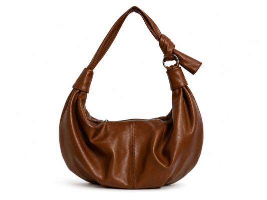 BOLSO BAGUETTE EN CUERO SINTÉTICO, BOLSILLO INTERNO Y HERRAJES METÁLICOS.