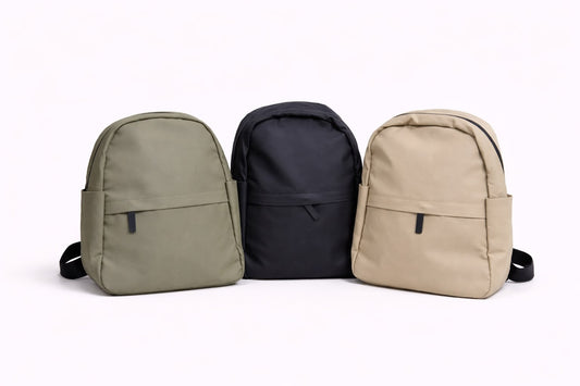 MORRAL UNICOLOR MEDIANO EN CUERO SINTÉTICO, CON BOLSILLO INTERNO Y EXTERNO, REATAS AJUSTABLES.