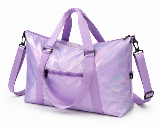 BOLSO VIAJERO MEDIANO EN CUERO SINTÉTICO TORNASOL, REATA AJUSTABLE Y BOLSILLO INTERNO.