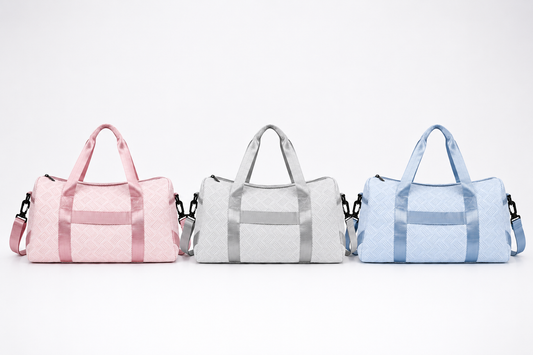 BOLSO VIAJERO MEDIANO DOBLE COMPARTIMIENTO, DISEÑO DE LÍNEAS CON BOLSILLOS INTERNOS Y EXTERNO.
