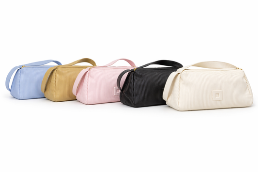 CARTERA MEDIANA CON TEXTURA DE LÍNEAS, CORREA AJUSTABLE Y BOLSILLO INTERNO.