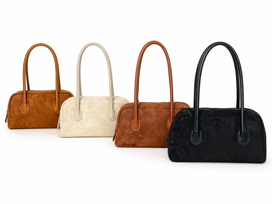 BOLSO BAGUETTE EN GAMUZA, DETALLES EN CUERO SINTÉTICO Y BOLSILLOS INTERNOS.