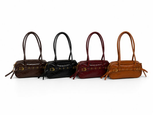 BOLSO BAGUETTE EN CUERO SINTÉTICO, CON DETALLE FRONTAL DE CORREA, BOLSILLO INTERNO Y CORREA AJUSTABLE.