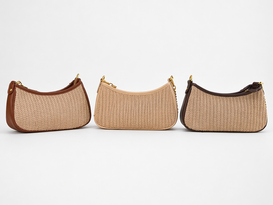 BOLSO MINI PLAYERO, EN YUTE CON DETALLES EN CUERO SINTÉTICO, BOLSILLOS INTERNOS Y CORREA AJUSTABLE.