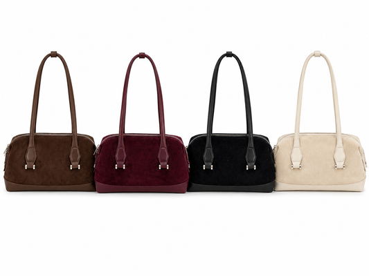 BOLSO BAGUETTE EN GAMUZA, DETALLES EN CUERO SINTÉTICO Y METÁLICOS CON BOLSILLOS INTERNOS.