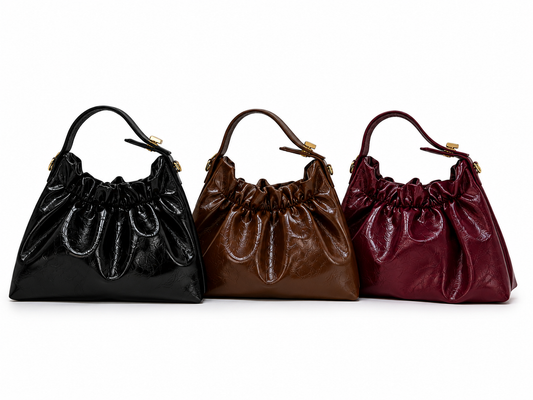 BOLSO HOBO EN CUERO SINTÉTICO, CON CORREA AJUSTABLE Y CADENA DORADA, BOLSILLO INTERNO.