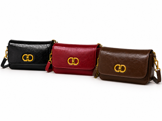 BOLSO MINI EN CUERO SINTÉTICO, CON BOLSILLO INTERNO Y CADENA DORADA.