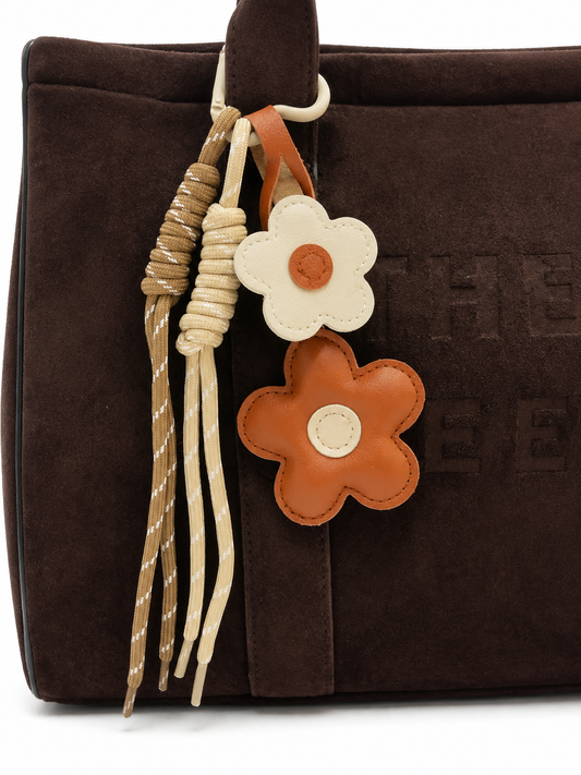 CHARM DE FLORES EN CUERO SINTÉTICO Y CORDÓN.
