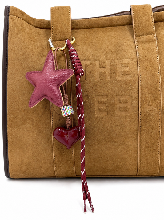 CHARM DE ESTRELLA EN CUERO SINTÉTICO, CON CORDÓN, CUBO Y CORAZÓN EN ACRÍLICO