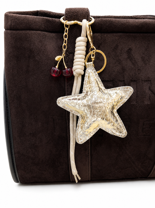 CHARM DE ESTRELLA BRILLANTE, CON CORDÓN Y CEREZAS EN ACRÍLICO.