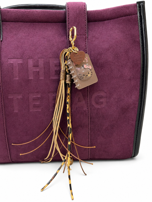CHARM DE HK METÁLICO, CON CORDONES Y CHAQUIRAS.