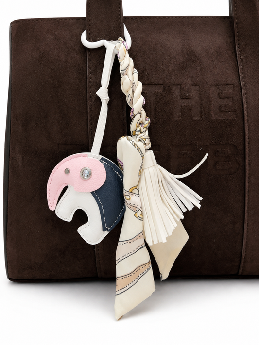 CHARM DE ELEFANTE EN CUERO SINTÉTICO Y PAÑOLETA.