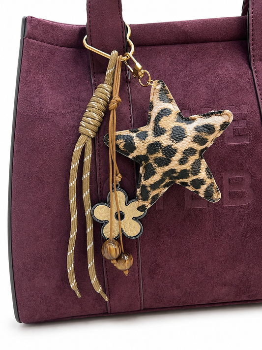 CHARM DE ESTRELLA ANIMAL PRINT, CON CORDÓN Y FLOR EN ACRÍLICO.