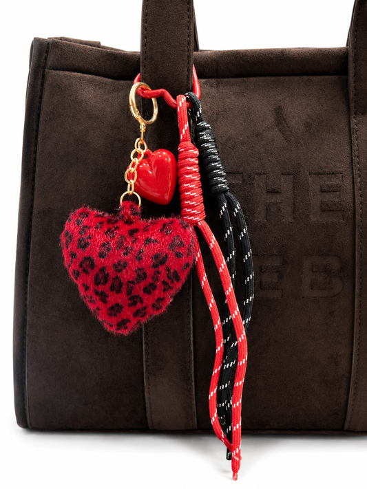 CHARM PELUCHE DE CORAZÓN PELUDO, CON CORDÓN Y CORAZÓN ACRÍLICO PEQUEÑO.