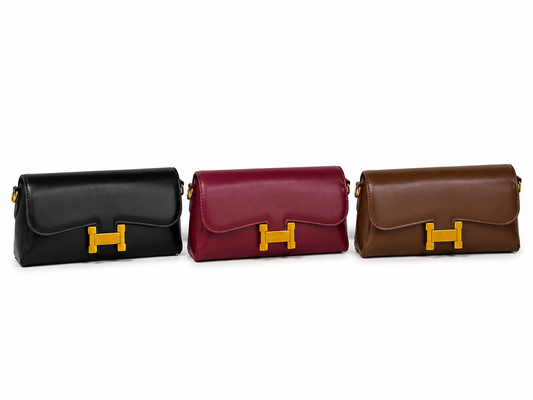 BOLSO BAGUETTE EN CUERO SINTÉTICO, CON CORREA AJUSTABLE Y CORREA CON CADENA, BOLSILLO INTERNO.